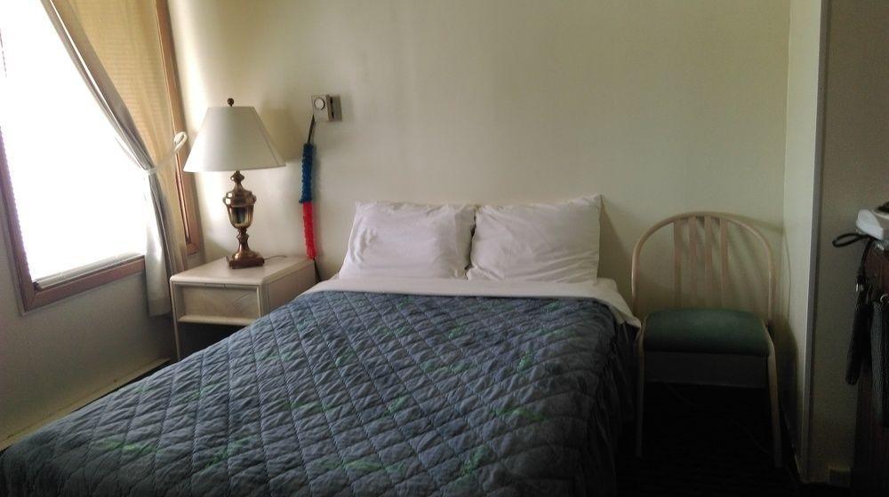 Bay Lake Inn - Frontiersman Motel Latchford ภายนอก รูปภาพ