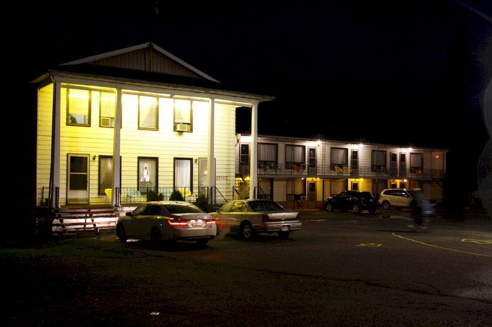 Bay Lake Inn - Frontiersman Motel Latchford ภายนอก รูปภาพ