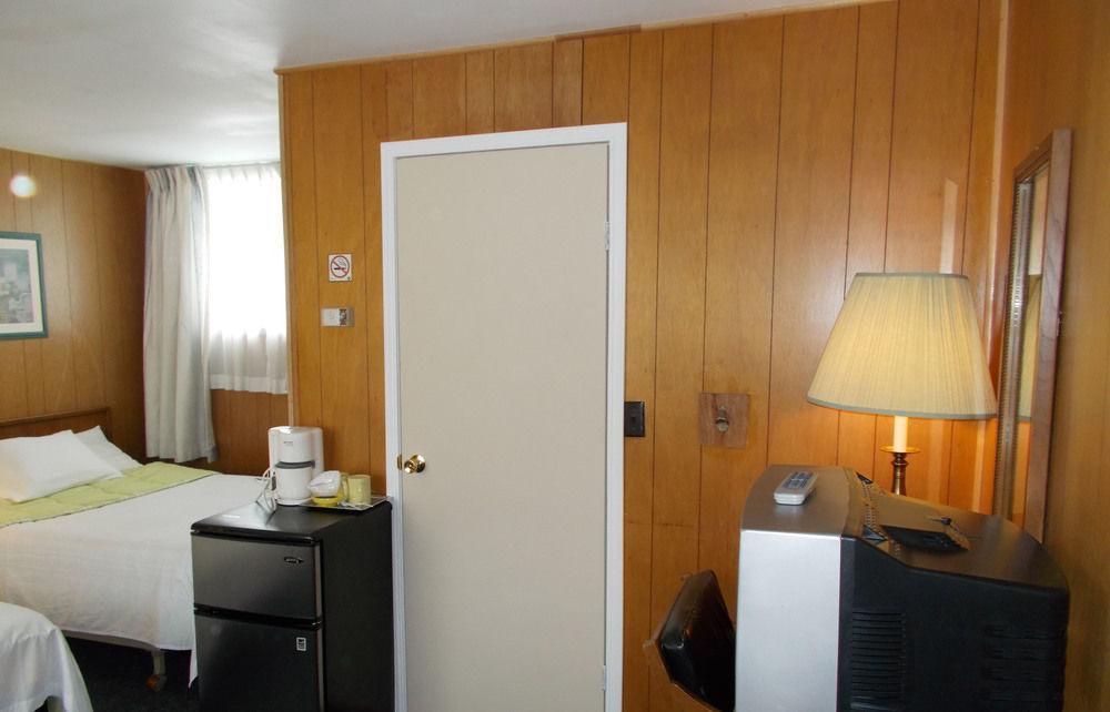Bay Lake Inn - Frontiersman Motel Latchford ภายนอก รูปภาพ