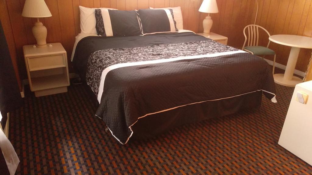 Bay Lake Inn - Frontiersman Motel Latchford ภายนอก รูปภาพ