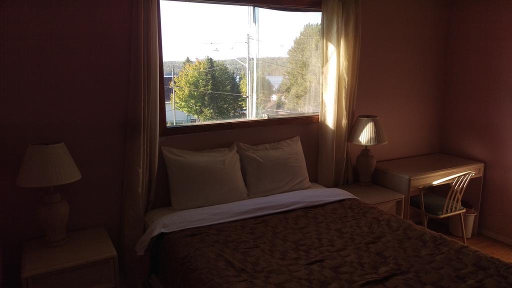Bay Lake Inn - Frontiersman Motel Latchford ภายนอก รูปภาพ