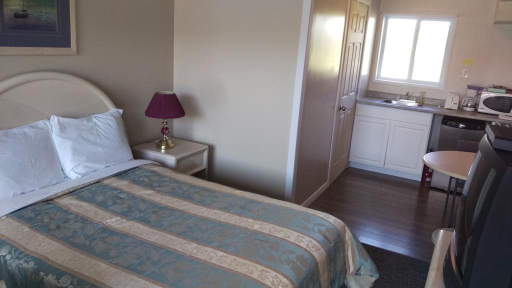 Bay Lake Inn - Frontiersman Motel Latchford ภายนอก รูปภาพ
