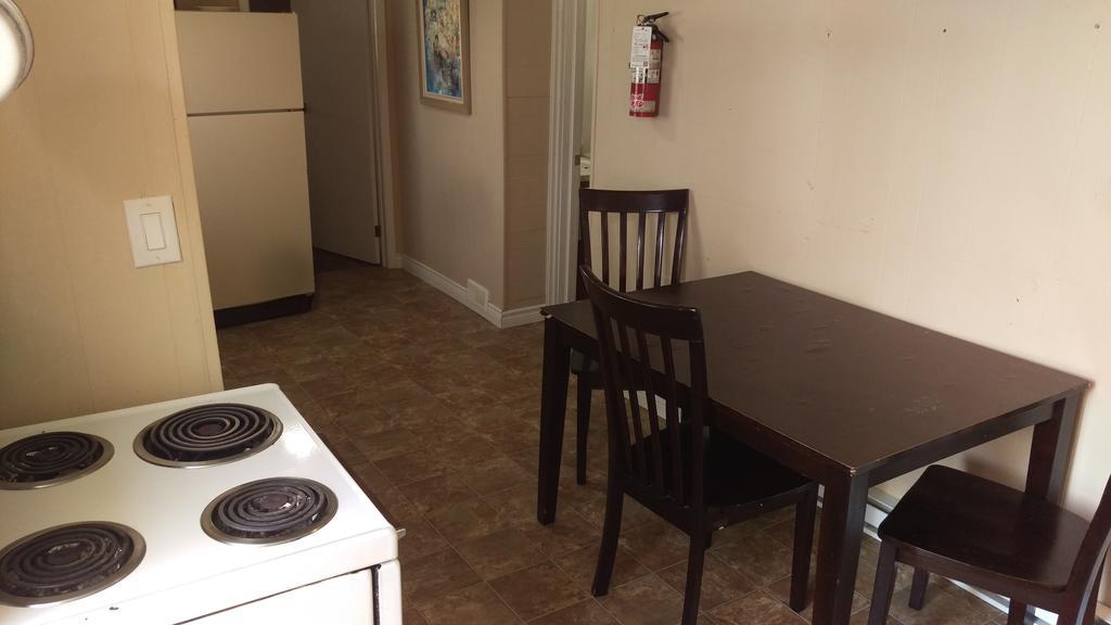 Bay Lake Inn - Frontiersman Motel Latchford ภายนอก รูปภาพ