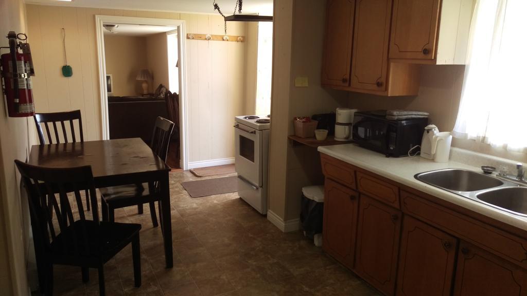 Bay Lake Inn - Frontiersman Motel Latchford ภายนอก รูปภาพ