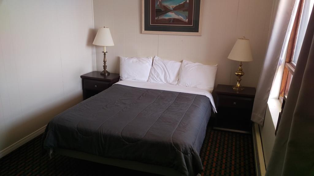 Bay Lake Inn - Frontiersman Motel Latchford ภายนอก รูปภาพ