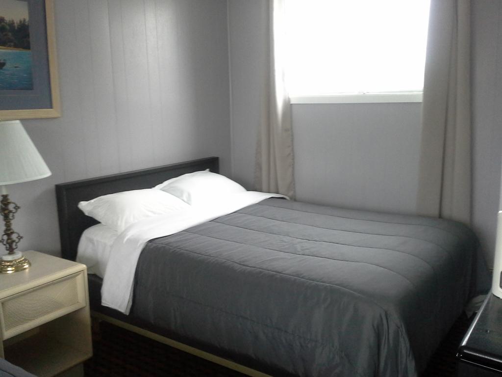 Bay Lake Inn - Frontiersman Motel Latchford ภายนอก รูปภาพ
